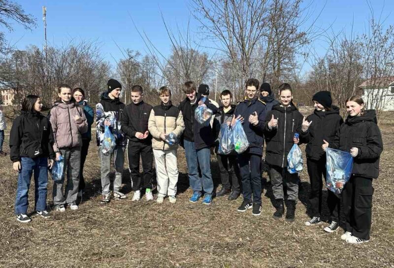Трудовой десант по первой уборке территории после долгой зимы.